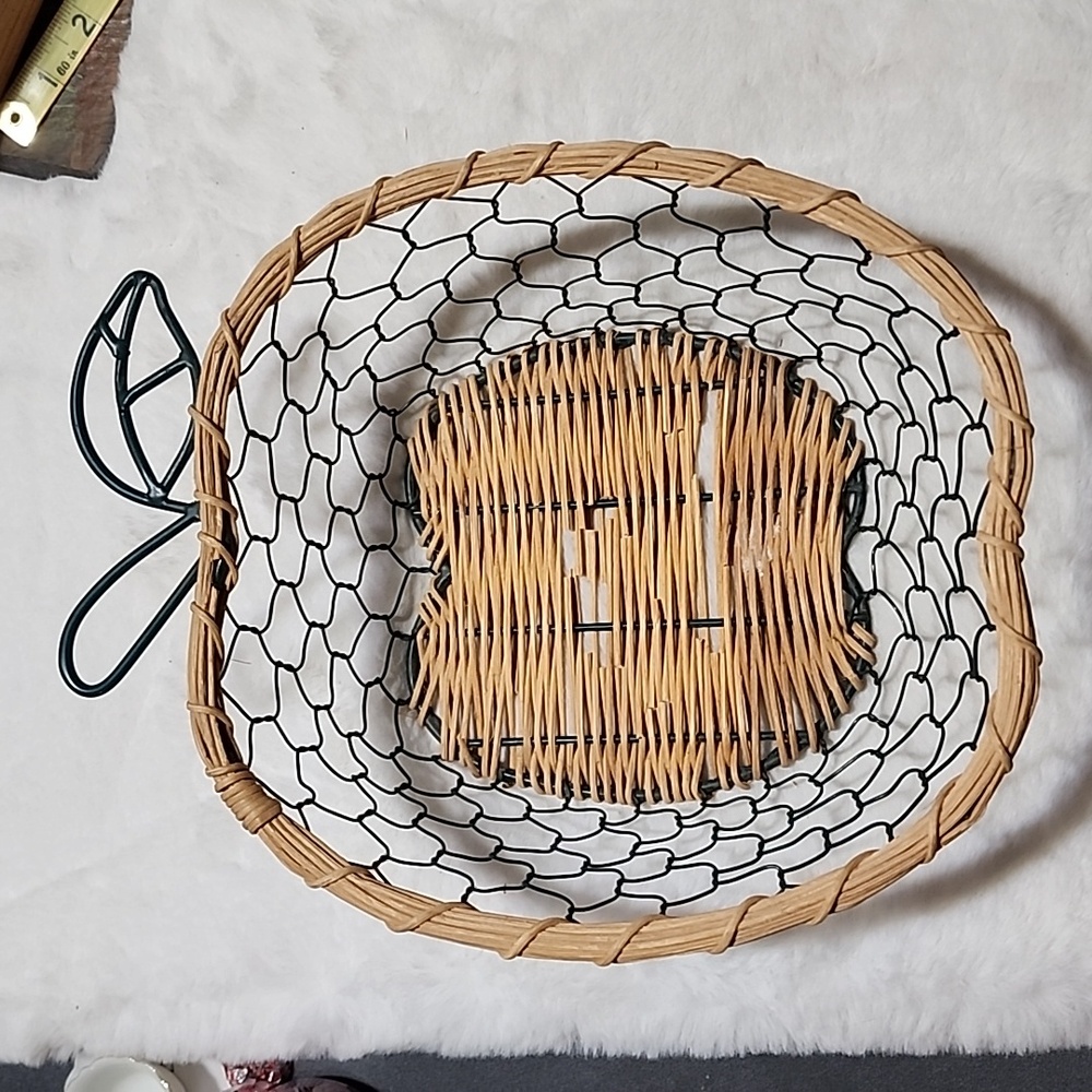 VINTAGE  🍎 APPLE SHAPED  METAL  WIRE  BASKET.
